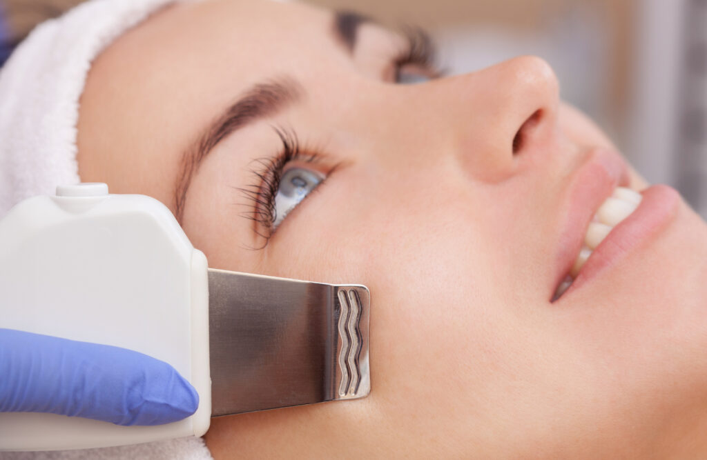 Gesichtsbehandlung mit Ultraschall-Zertifikat für ästhetische Fachkompetenz